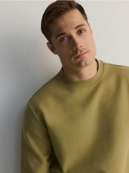 Gładka bluza z bawełną - warm olive. Zielone bluzy bez kaptura męskie Reserved, l, z bawełny. W wyprzedaży za 69.99 zł.