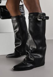 Czarne Kozaki z Noskiem w Szpic i Cholewką Imitującą Nogawkę z Klamrą Tusemira. Czarne kozaki damskie Born2be, bez obcasa, na płaskiej podeszwie. Za 199.99 zł.