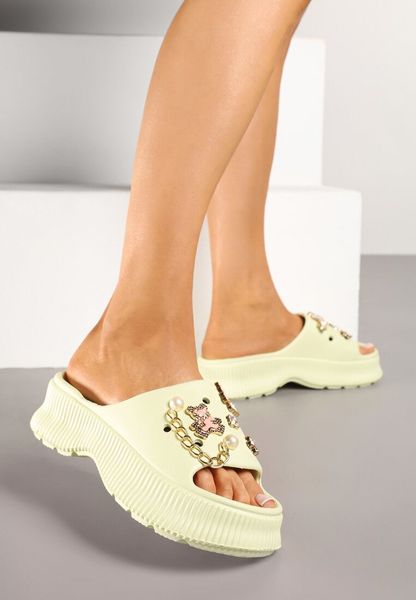 Jasnozielone Piankowe Klapki na Grubej Podeszwie z Ozdobnymi Zawieszkami Isliena. Zielone klapki damskie Renee, bez wzorów, z jeansu, bez obcasa. Za 39.99 zł.