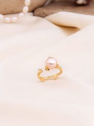 Pierres de Jade Pozłacany pierścionek z perłą rozmiar: onesize. Białe pierścionki damskie Pierres de Jade, z perłą, pozłacane. Za 30.99 zł.