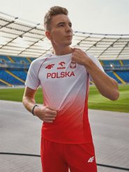 4F Koszulka reprezentacji Polski replika męska 4F x PZLA - czerwona S. Czerwone t-shirty sportowe męskie 4f, m, z dzianiny, bez ramiączek, do biegania. Za 229.99 zł.