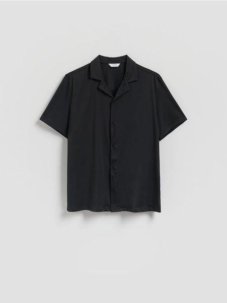 Koszula regular fit z krótkim rękawem - czarny. Czarne koszule męskie Reserved, l, bez wzorów, z dzianiny, bez kołnierzyka, bez ramiączek. Za 99.99 zł.