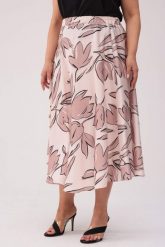 Spódnica Aurora - satynowy blask w odcieniach beżu PLUS SIZE XXL. Czerwone spódniczki damskie Moda Size Plus Iwanek, plus size, bez wzorów, z satyny, eleganckie, plus size, mini, dopasowane. Za 229.90 zł.