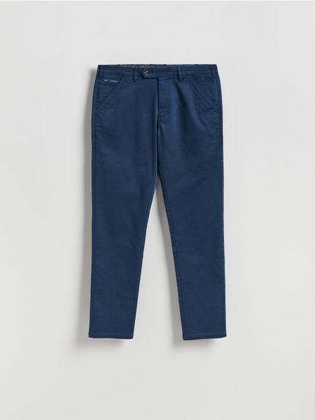 Spodnie chino slim - granatowy. Niebieskie spodnie materiałowe męskie Reserved, bez wzorów, z bawełny. Za 149.99 zł.