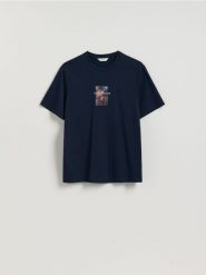 T-shirt regular ze świątecznym nadrukiem - granatowy. Niebieskie t-shirty męskie Reserved, l, bez wzorów, z bawełny, bez kołnierzyka. Za 49.99 zł.