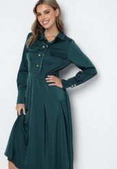 Zielona Rozkloszowana Sukienka o Koszulowym Kroju z Imitacją Kieszeni i Gumką w Talii Rizza. Zielone sukienki damskie Born2be, na co dzień, l, bez wzorów, eleganckie, bez kołnierzyka, bez ramiączek, midi, koszulowe. W wyprzedaży za 151.99 zł.