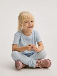 Prążkowany t-shirt - jasnoniebieski. Niebieskie koszulki dziewczęce Reserved, m, bez wzorów, z dzianiny, bez ramiączek. W wyprzedaży za 12.99 zł.