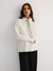 Sweter z kontrastową wstawką - kremowy. Białe swetry klasyczne damskie Reserved, l, z dzianiny, bez kołnierzyka. W wyprzedaży za 49.99 zł.