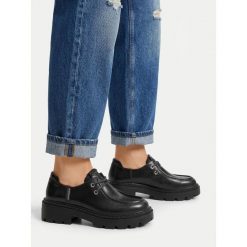 Półbuty Guess Jeans. Czarne półbuty damskie Guess Jeans, z aplikacjami, z jeansu, bez obcasa, na płaskiej podeszwie. Za 249.99 zł.