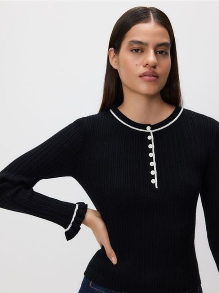 Sweter w prążek - czarny. Czarne swetry klasyczne damskie Reserved, l, z dzianiny, bez kołnierzyka. Za 119.99 zł.