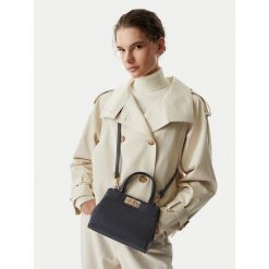 Torebka Tommy Hilfiger. Czarne torebki klasyczne damskie Tommy Hilfiger, bez wzorów, bez dodatków. Za 569.99 zł.
