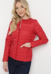 Czerwona Kurtka Prosalphia. Czerwone kurtki damskie Born2be, xs, z aplikacjami, z tkaniny, bez kaptura. Za 24.99 zł.