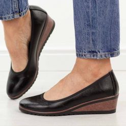 Czarne czółenka damskie na koturnie Vinceza 58628. Czarne czółenka damskie VINCEZA, bez wzorów, z jeansu, z okrągłym noskiem, bez obcasa, na koturnie. Za 169.00 zł.