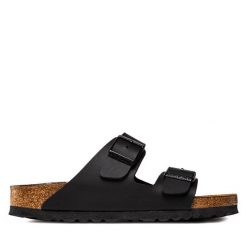 Klapki Birkenstock. Czarne klapki damskie Birkenstock, bez wzorów, bez obcasa. Za 359.99 zł.
