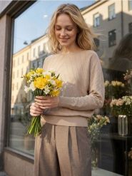 Sweter w strukturalny wzór z wiskozą - beżowy. Brązowe swetry klasyczne damskie Sinsay, l, z wiskozy, bez kołnierzyka. Za 39.99 zł.