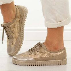 Złote safari skórzane Polskie półbuty damskie Deoni D653. Żółte półbuty damskie Deoni, bez wzorów, z jeansu, casualowe, z okrągłym noskiem, bez obcasa, na płaskiej podeszwie. W wyprzedaży za 395.10 zł.