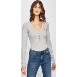Tommy Jeans - Bluzka. Czarne bluzki damskie Tommy Jeans, l, bez wzorów, z dzianiny, casualowe, bez kołnierzyka, bez ramiączek. W wyprzedaży za 199.90 zł.
