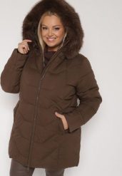 Brązowa Pikowana Kurtka Zimowa z Kapturem i Futrem z Możliwością Odpięcia Fedrika. Brązowe kurtki damskie Born2be, na zimę, plus size, bez wzorów, z dzianiny, z kapturem. Za 269.99 zł.