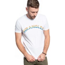 MĘSKI T-SHIRT WRANGLER SS RAINBOW TEE WHITE W7F2D3989 112131799. Białe t-shirty męskie Wrangler, m, bez wzorów, bez kołnierzyka. Za 69.99 zł.