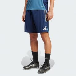 Szorty Arsenal Tiro 25 Competition Training. Niebieskie szorty męskie Adidas, bez kołnierzyka. Za 199.00 zł.