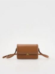 Torebka crossbody - brązowy. Brązowe torebki klasyczne damskie Reserved, bez wzorów, ze skóry, bez dodatków. W wyprzedaży za 79.99 zł.