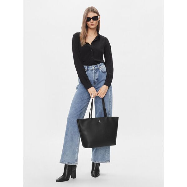 Torebka Tommy Hilfiger. Czarne torebki klasyczne damskie Tommy Hilfiger, bez wzorów, bez dodatków. Za 489.99 zł.