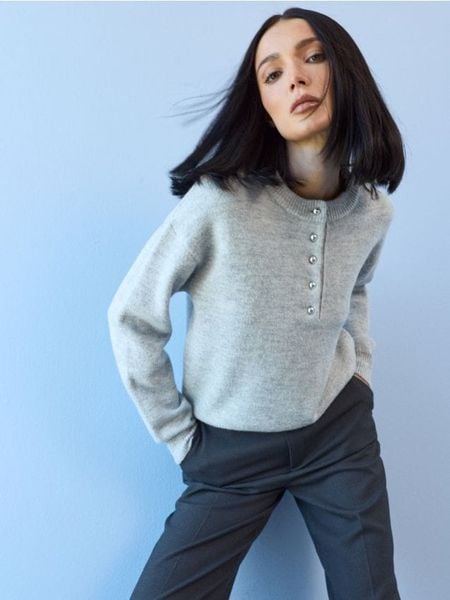 Sweter chunky z ozdobnymi guzikami i domieszką wełny - szary. Szare swetry klasyczne damskie Sinsay, l, z wełny, bez kołnierzyka. Za 49.99 zł.