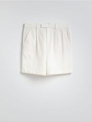 Szorty chino regular - biały. Białe szorty męskie Reserved, z bawełny, bez kołnierzyka. Za 119.99 zł.