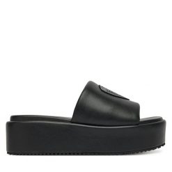 Klapki Blauer. Czarne klapki damskie Blauer, bez wzorów, bez obcasa. Za 399.99 zł.
