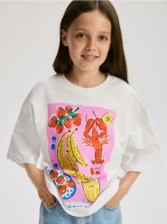 Luźny t-shirt z nadrukiem - wielobarwny. Koszulki dziewczęce Reserved, bez wzorów, z bawełny, bez ramiączek. W wyprzedaży za 29.99 zł.