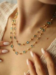 Pierres de Jade Pozłacany naszyjnik z elementami ozdobnymi - dł. 50 cm rozmiar: onesize. Niebieskie naszyjniki damskie Pierres de Jade, pozłacane. Za 39.99 zł.