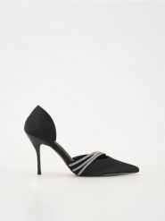 Czółenka z ozdobnymi paskami - czarny. Czarne czółenka damskie Reserved, bez wzorów, z tkaniny, bez obcasa. W wyprzedaży za 79.99 zł.