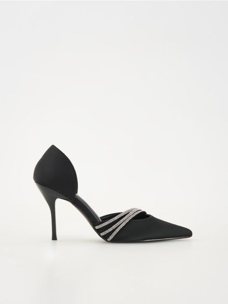 Czółenka z ozdobnymi paskami - czarny. Czarne czółenka damskie Reserved, bez wzorów, z tkaniny, bez obcasa. W wyprzedaży za 79.99 zł.