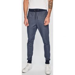 Guess Jeans - Spodnie. Niebieskie spodnie materiałowe męskie Guess Jeans, z aplikacjami, z bawełny, casualowe. W wyprzedaży za 219.90 zł.