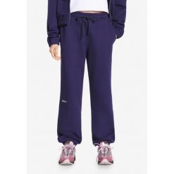 Spodnie dresowe damskie Prosto Cut. Niebieskie spodnie dresowe damskie Prosto., z dresówki. W wyprzedaży za 233.99 zł.