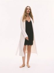 Szlafrok z paskiem - kremowy. Białe szlafroki damskie Reserved, l, bez wzorów, z dzianiny. Za 139.99 zł.