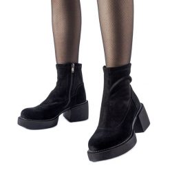 Czarne ocieplane botki na masywnym klocku. Czarne botki damskie z jeansu, eleganckie, z okrągłym noskiem, bez obcasa, bez zapięcia. Za 341.09 zł.