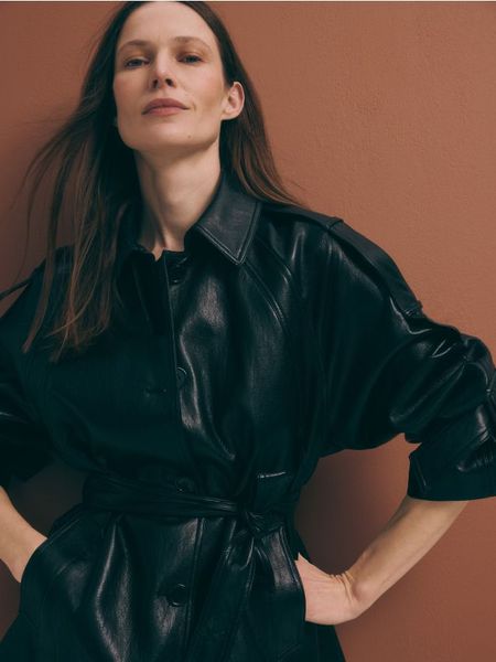 Kurtka z imitacji skóry - czarny. Czarne kurtki damskie Reserved, l, bez wzorów, ze skóry, bez kaptura. Za 279.99 zł.