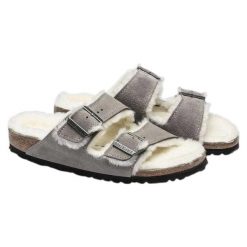 Zamszowe Klapki Unisex Dla Dorosłych Arizona. Szare klapki damskie Birkenstock, z materiału. Za 569.00 zł.