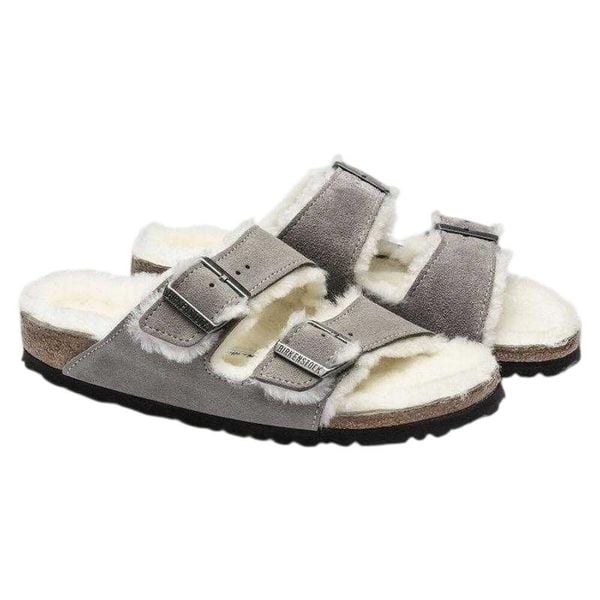 Zamszowe Klapki Unisex Dla Dorosłych Arizona. Szare klapki damskie Birkenstock, z materiału. Za 569.00 zł.