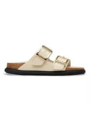 Birkenstock Skórzane klapki "Arizona" w kolorze kremowym rozmiar: 37. Brązowe klapki damskie Birkenstock, bez wzorów, bez obcasa. Za 680.85 zł.