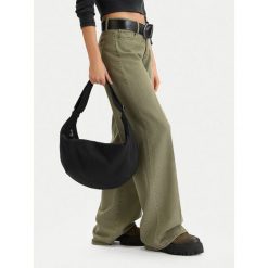 Torebka Guess Jeans. Czarne torebki klasyczne damskie Guess Jeans, z aplikacjami, z jeansu, bez dodatków. Za 199.99 zł.