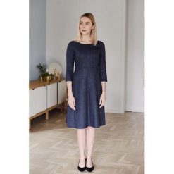 Sukienka Asteria Sapin granatowa 32 niebieski. Niebieskie sukienki damskie Marie Zélie, do pracy, uniwersalny, bez wzorów, z bawełny, biznesowe, bez kołnierzyka, bez ramiączek, koszulowe. W wyprzedaży za 268.20 zł.