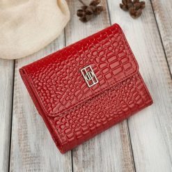 Skórzany portfel damski mały czerwony z tłoczeniem typu croco Paolo Peruzzi AL-03-RD. Czerwone portfele damskie bez wzorów, ze skóry. Za 79.00 zł.