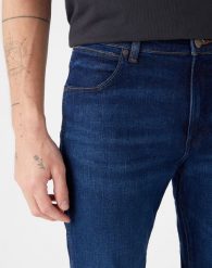 MESKIE SPODNIE WRANGLER LARSTON BRUSHED STONE 112341429. Spodnie materiałowe męskie Wrangler, bez wzorów, z jeansu. Za 219.99 zł.