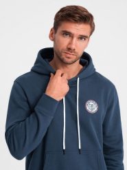 Męska dresowa bluza kangurka z kapturem i naszywką w stylu college – granatowa V2 OM-SSNZ-0144 - XXL. Niebieskie bluzy sportowe męskie Ombre Clothing, z aplikacjami, z bawełny, eleganckie, bez kołnierzyka, bez ramiączek. W wyprzedaży za 99.99 zł.