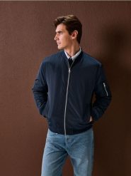 Kurtka bomberka z ociepleniem - granatowy. Niebieskie kurtki męskie Sinsay, l, bez wzorów, bez kaptura. Za 79.99 zł.