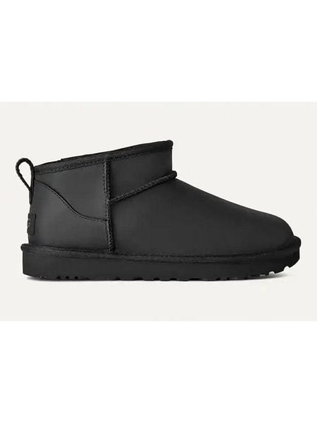 UGG Skórzane botki "Classic Ultra Mini" w kolorze czarnym rozmiar: 40. Czarne botki damskie Ugg, z wełny, bez obcasa, bez zapięcia. Za 665.09 zł.