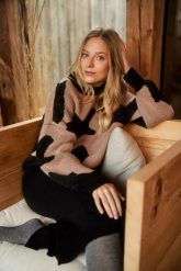 Wzorzysty sweter. Swetry klasyczne damskie MOODO, l, z poliesteru, bez kołnierzyka. W wyprzedaży za 84.99 zł.