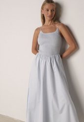 Niebieska Bawełniana Sukienka Rozkloszowana z Elastyczną Górą i Wiązanymi Ramiączkami Nyphea. Niebieskie sukienki damskie Born2be, na co dzień, m, bez wzorów, z bawełny, eleganckie, bez kołnierzyka, bez ramiączek, maxi, proste. Za 139.99 zł.